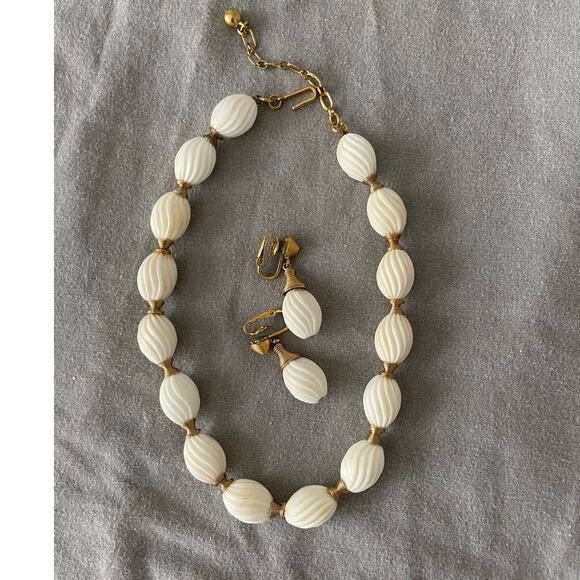 Set/2 Vintage White Textured Necklace and Earring Sets Lisner and Trifari Marked - Picture 4 of 11